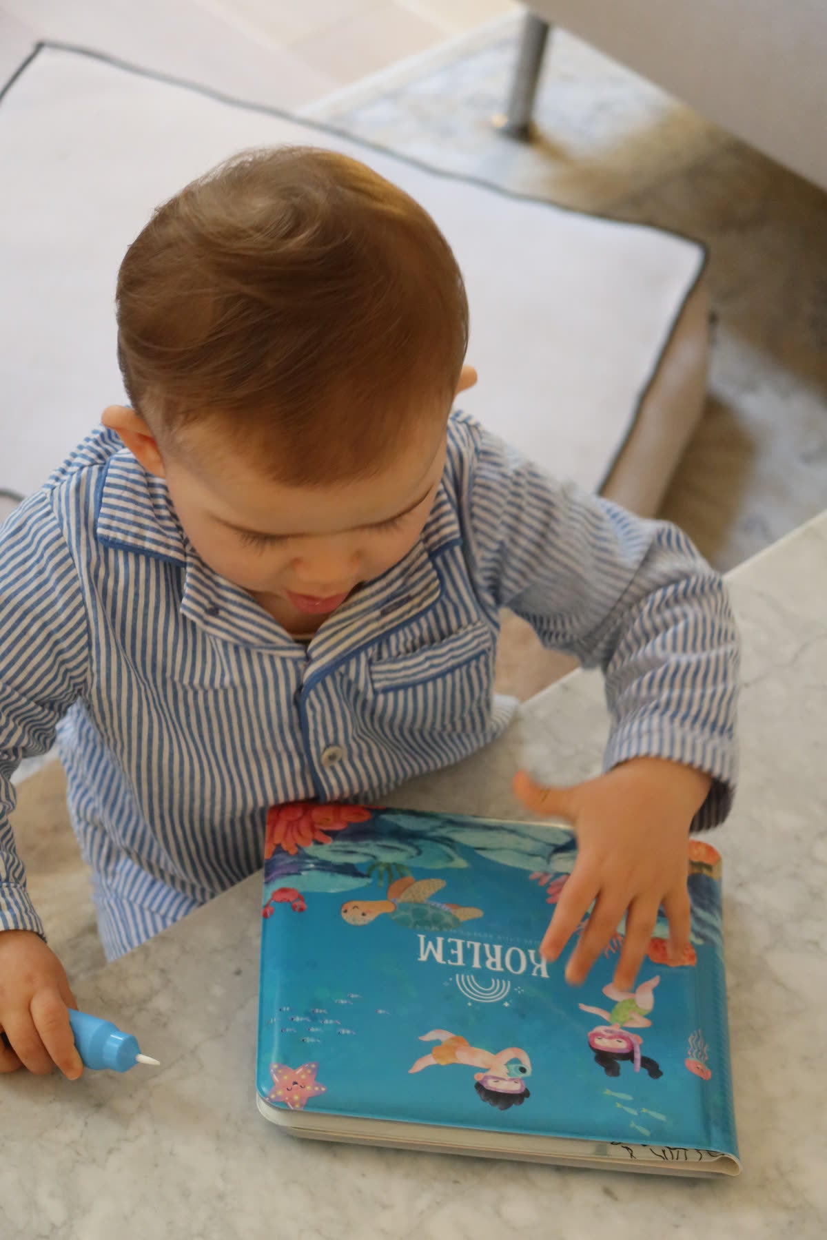 Bébé qui colorie son livre magique Korlem