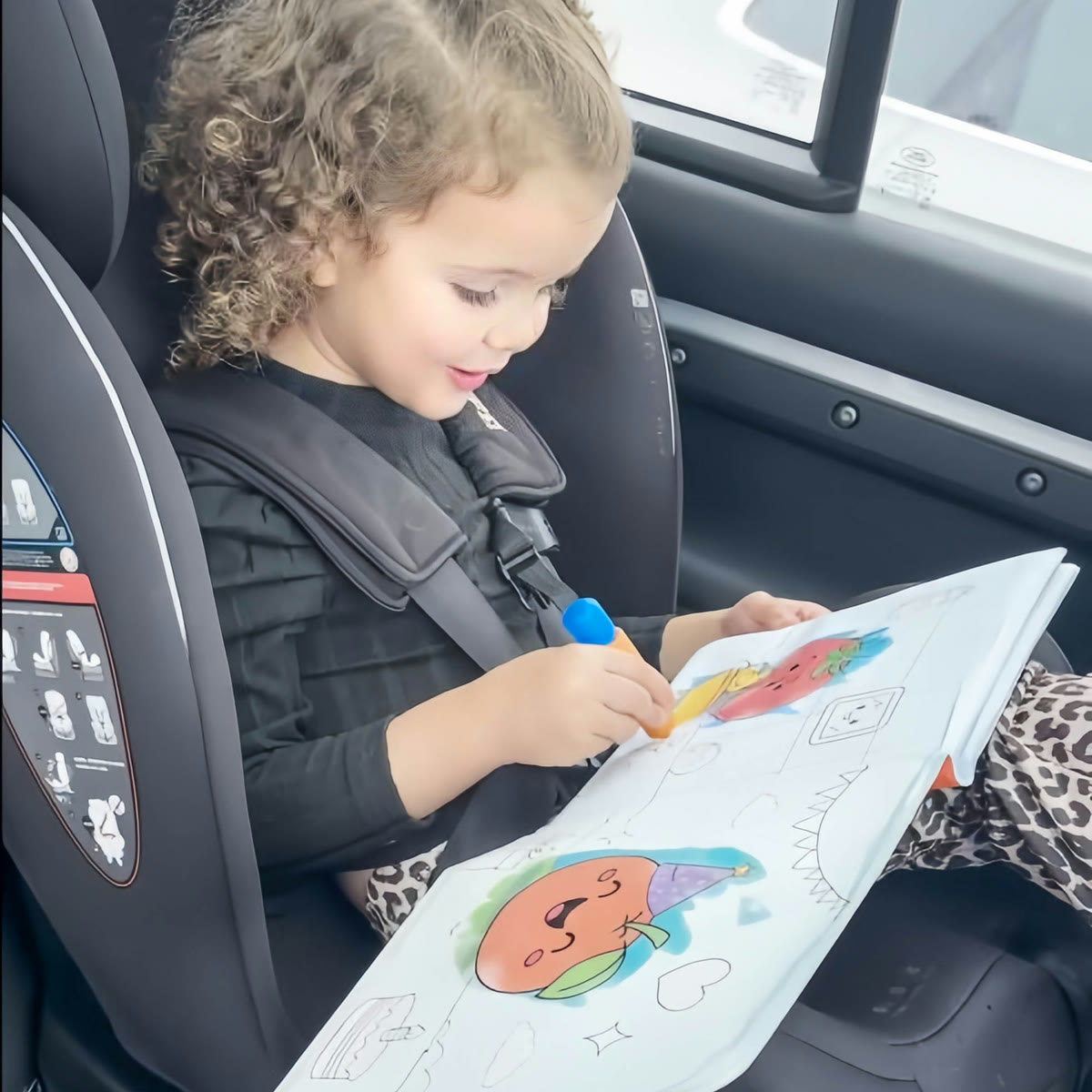 Enfant qui colorie en voiture