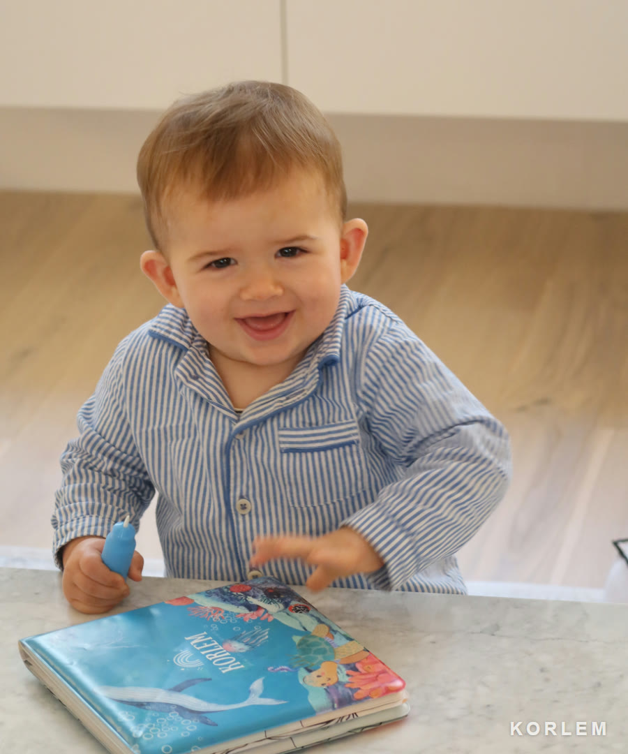 Léon colorie son livre magique Korlem